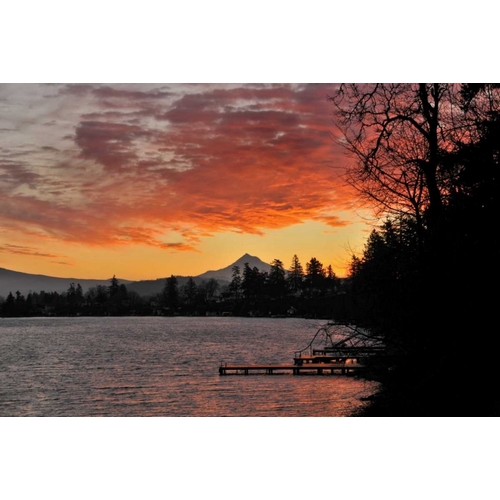 USA, Oregon Blue Lake and Mt Hood at sunrise